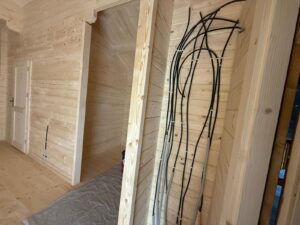 Drewniana konstrukcja wewnętrzna budynku.