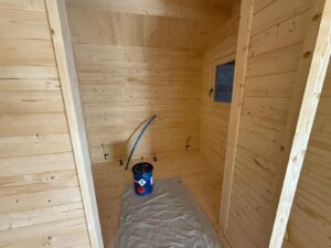 Drewniane wnętrze z pojemnikiem.