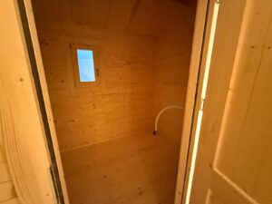 Drewniane wnętrze pomieszczenia.