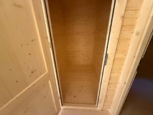 Drewniana szafa z półkami.