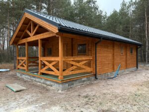 Drewniana chatka w lesie.