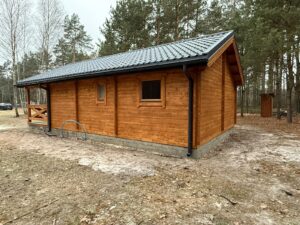 Drewniany dom z dachem.