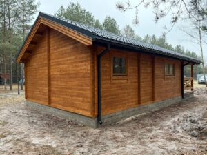 Drewniany dom w lesie.