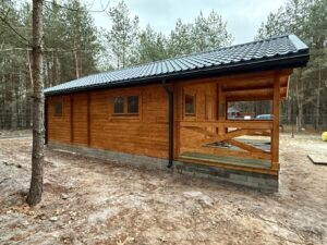 Drewniany dom w lesie.