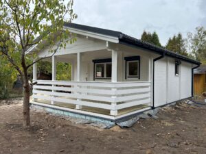 Biały dom z werandą.