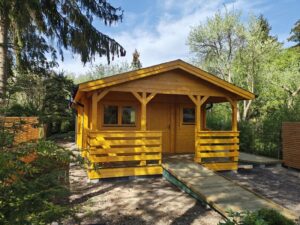 Drewniany domek na letnim pejzażu.