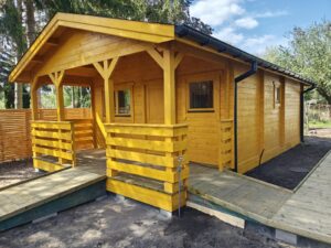 Drewniany domek z werandą.