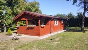 Drewniany dom w parku.