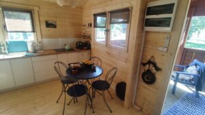 Drewniana kuchnia z meblami.