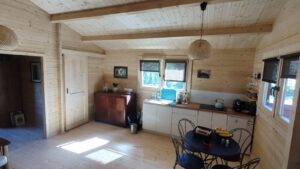 Drewniane wnętrze domku.