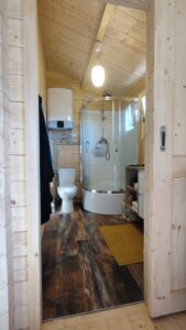 Drewniany domek z łazienką