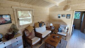 Drewniany, przytulny pokój z meblami.