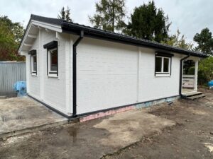 Biały dom z drzewami.