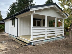 Drewniany domek z gankiem.