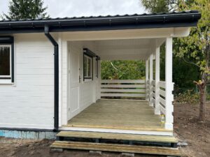 Drewniany dom z werandą.