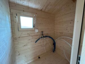 Drewniany pokój z oknem.