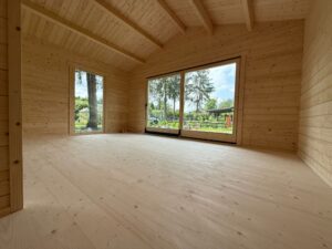 Drewniany pokój z oknami