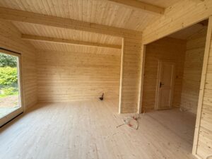 Puste wnętrze drewnianego domu.