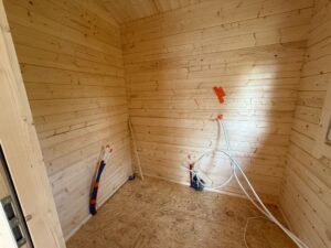 Drewniana, wykończona wnętrze.