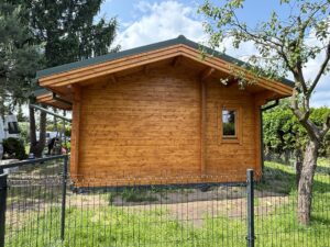 Drewniany domek w lesie.