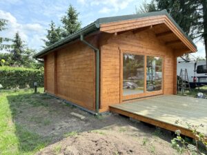 Drewniany domek z tarasem.