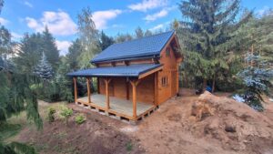 Drewniany dom z tarasem.