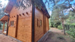 Drewniany dom na lądzie