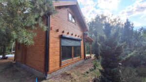 Drewniany dom w lesie.