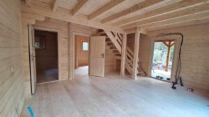 Drewniany dom z pomieszczeniami.