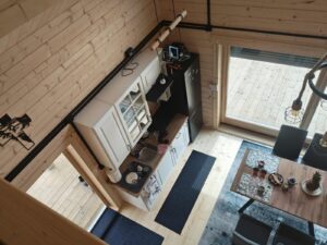 Mała, drewniana kuchnia.