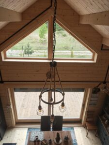 Drewniane wnętrze z dużymi oknami.