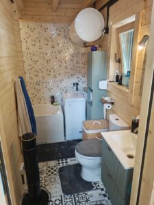 Łazienka z drewnianym wystrojem.