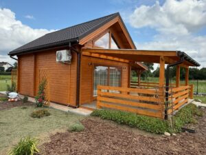 Drewniana chatka z tarasem.