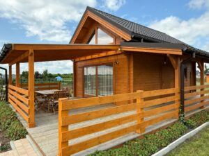 Drewniany domek z tarasem.