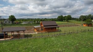 Wiejska posesja z drewnianym domkiem.