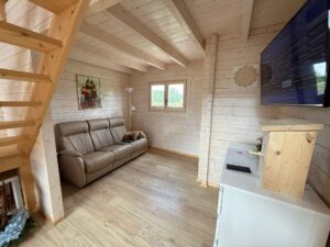 Drewniany dom, meble, telewizor.