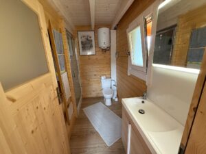 Drewniany, przestronny pokój.