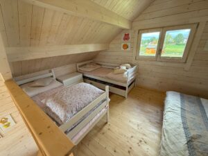 Drewniane wnętrze z łóżkami.