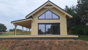 Drewniany dom na tarasie.