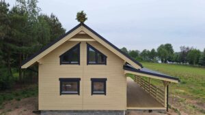 Drewniany dom z tarasem.