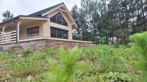 Drewniany dom na tle lasu.