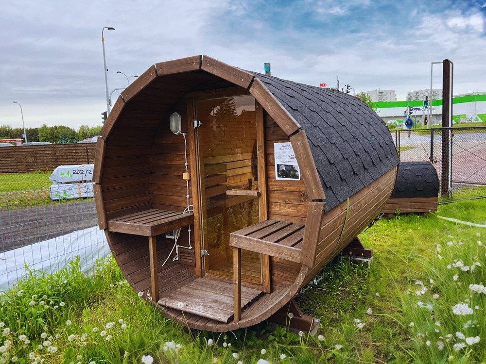 Drewniany namiot sauna na trawie