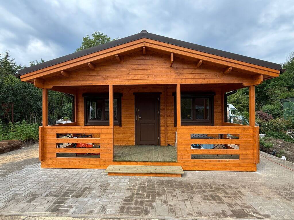 Drewniany dom z balkonem.