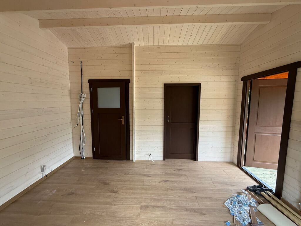 Drzwi, podłoga, ściany.