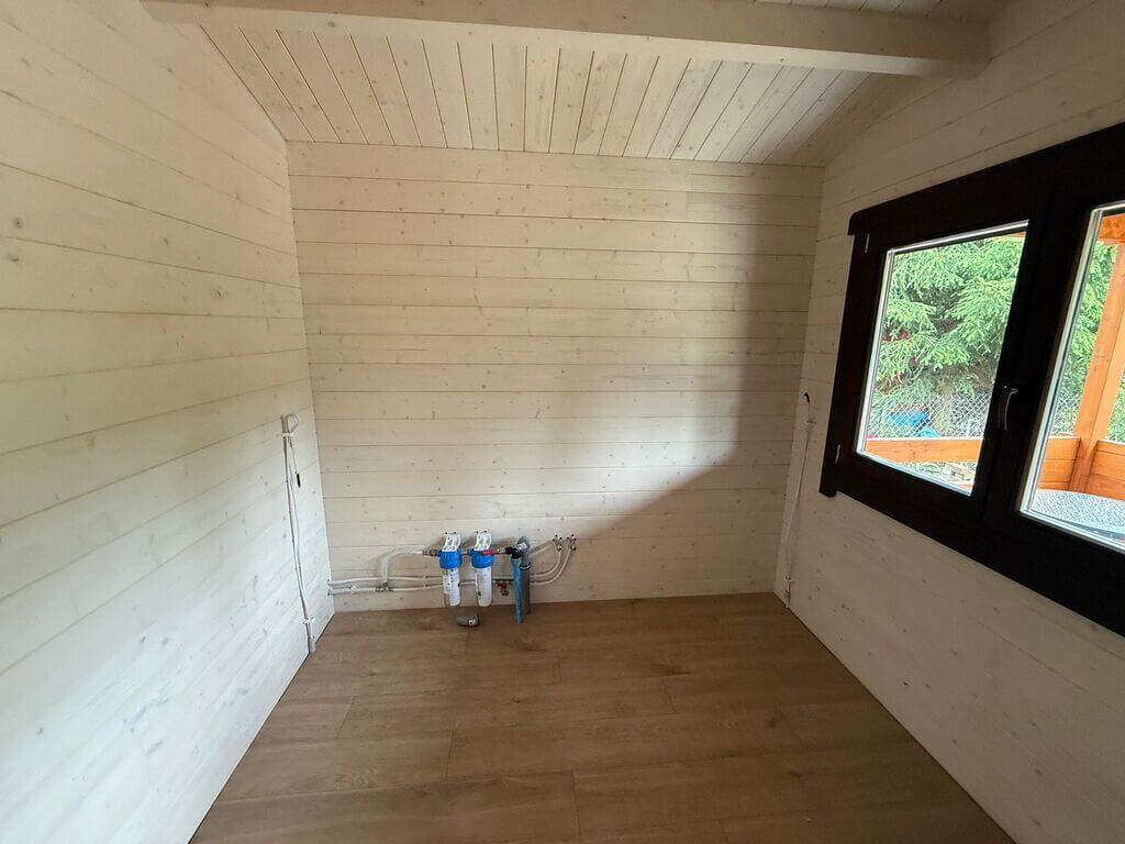 Drewniane wnętrze pomieszczenia.