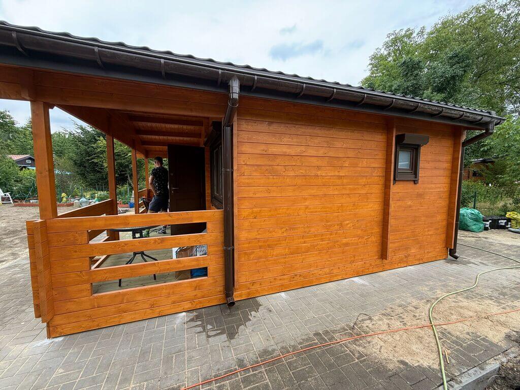 Drewniany domek z zadaszeniem.