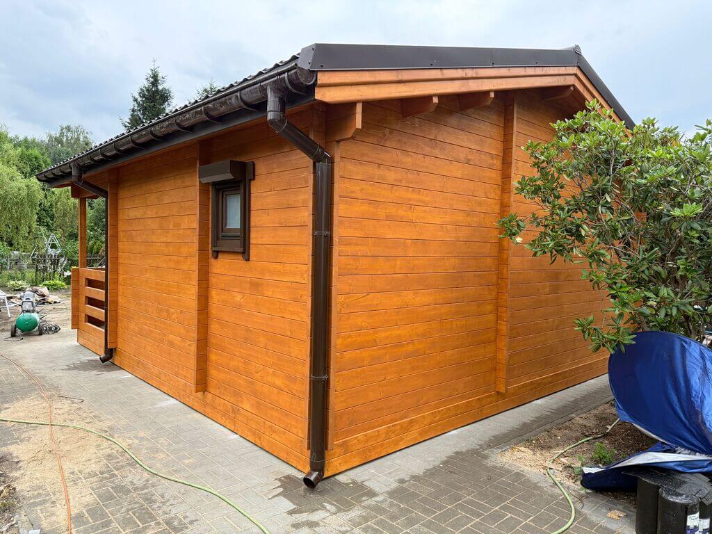Drewniany domek ogrodowy.