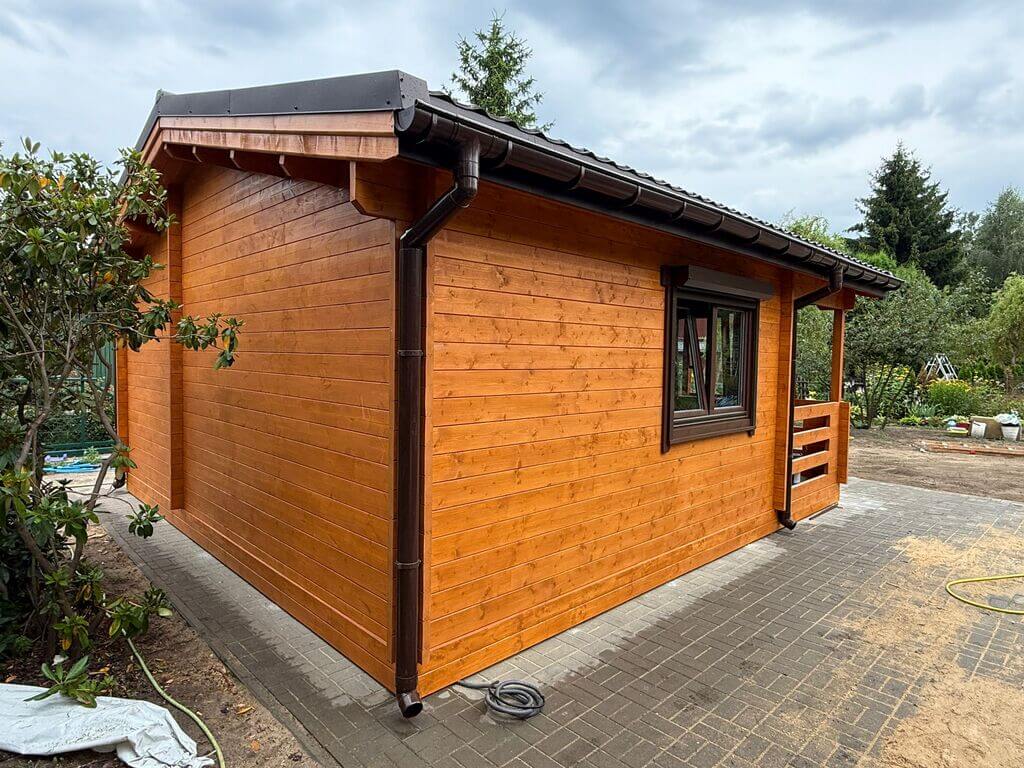 Drewniany domek ogrodowy