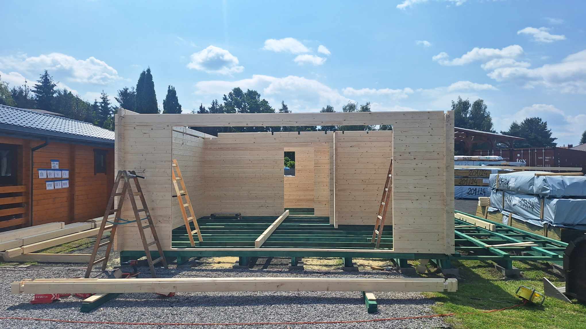 Budowa drewnianego budynku.