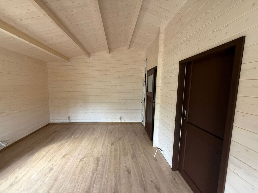 Drewniany pokój z panelami